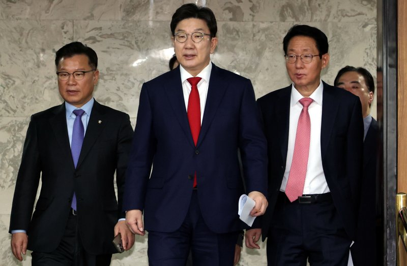 정부, 12.2조 추경안 국회로 공 넘긴다…'지역 화폐'·'증액 규모' 쟁점