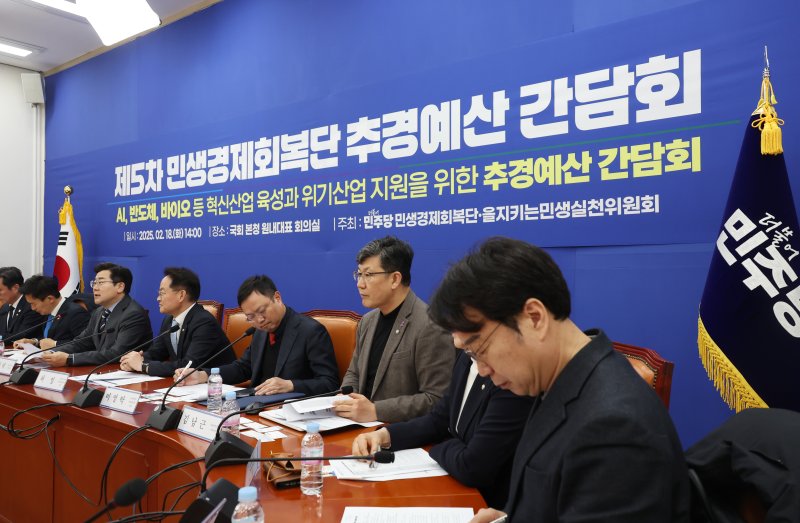 정부, 12.2조 추경안 국회로 공 넘긴다…'지역 화폐'·'증액 규모' 쟁점