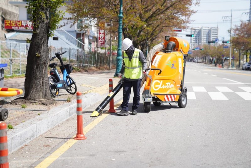 속초시 가로 청소용 친환경 진공청소기 (출처=연합뉴스)