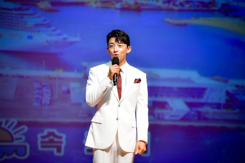 속초시 홍보대사로 위촉된 가수 신승태 (출처=연합뉴스)