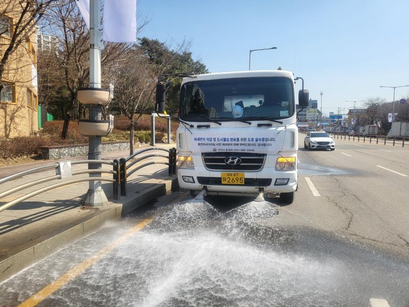 [구리=뉴시스] 미세먼지 저감을 위한 살수 작업 모습. (사진=구리시 제공) 2025.04.22. photo@newsis.com *재판매 및 DB 금지