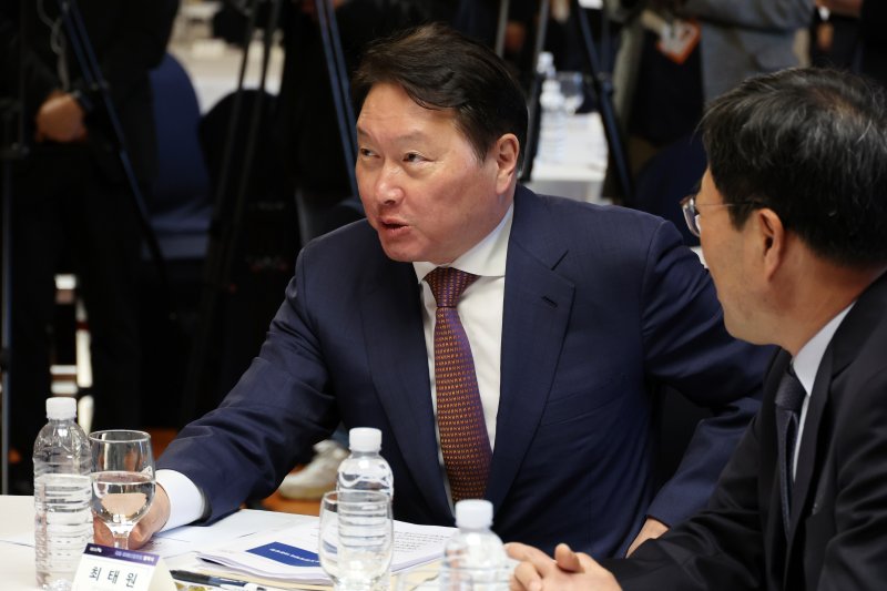 최태원(사진 왼쪽) 대한상공회의소 회장이 22일 오전 서울 여의도 국회 사랑재에서 열린 국회 미래산업포럼 발족식에서 김기식 국회미래연구원장과 대화하고 있다. 뉴시스