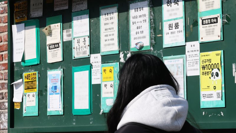 11일 서울의 한 대학가 인근 게시판에 원룸 세입자를 구하는 안내문이 붙어 있다. 2025.2.11/뉴스1 ⓒ News1 장수영 기자