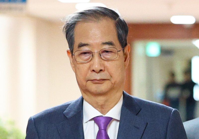 [서울=뉴시스] 고범준 기자 = 한덕수 대통령 권한대행 국무총리가 22일 서울 종로구 정부서울청사에서 열린 국무회의에 입장하고 있다. 2025.04.22. bjko@newsis.com
