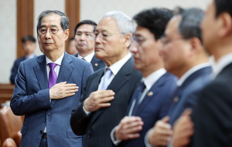 [서울=뉴시스] 고범준 기자 = 한덕수 대통령 권한대행 국무총리가 22일 서울 종로구 정부서울청사에서 열린 국무회의에서 국기에 경례를 하고 있다. 2025.04.22. bjko@newsis.com