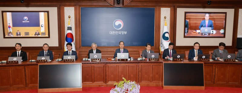 [서울=뉴시스] 고범준 기자 = 한덕수 대통령 권한대행 국무총리가 22일 서울 종로구 정부서울청사에서 열린 국무회의에서 발언하고 있다. 2025.04.22. bjko@newsis.com