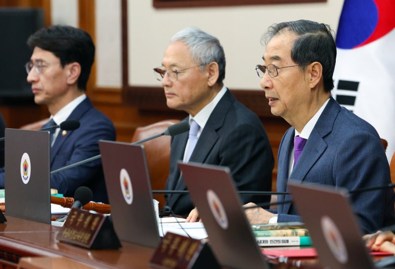 [서울=뉴시스] 고범준 기자 = 한덕수 대통령 권한대행 국무총리가 22일 서울 종로구 정부서울청사에서 열린 국무회의를 주재하고 있다. 2025.04.22. bjko@newsis.com