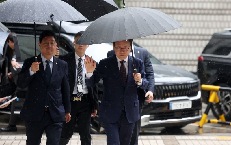 [서울=뉴시스] 김선웅 기자 = 이재명 제21대 대통령 선거 더불어민주당 경선 후보가 22일 서울 서초구 서울 서초구 서울중앙지법에서 열린 대장동 배임 및 성남FC 뇌물 의혹 사건 75차 공판에 출석하며 지지자들에게 인사를 하고 있다. 2025.04.22. mangusta@newsis.com