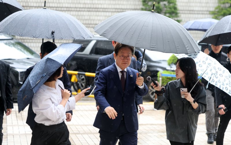 [서울=뉴시스] 김선웅 기자 = 이재명 제21대 대통령 선거 더불어민주당 경선 후보가 22일 서울 서초구 서울 서초구 서울중앙지법에서 열린 대장동 배임 및 성남FC 뇌물 의혹 사건 75차 공판에 출석하고 있다. 2025.04.22. mangusta@newsis.com