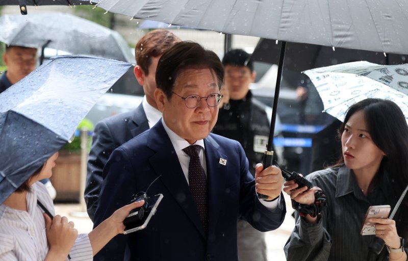 [서울=뉴시스] 김선웅 기자 = 이재명 제21대 대통령 선거 더불어민주당 경선 후보가 22일 서울 서초구 서울 서초구 서울중앙지법에서 열린 대장동 배임 및 성남FC 뇌물 의혹 사건 75차 공판에 출석하고 있다. 2025.04.22. mangusta@newsis.com