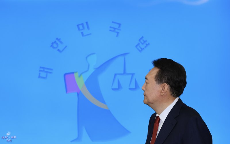 윤석열 전 대통령이 21일 서초동 서울중앙지법에서 열린 내란 우두머리 혐의에 대한 두 번째 정식 재판에 출석하고 있다. 2025.4.21/뉴스1 ⓒ News1 사진공동취재단