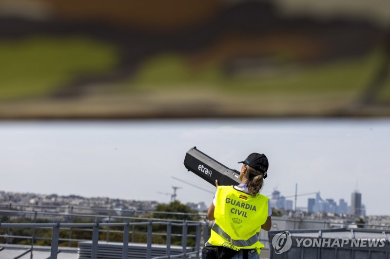 파리 올림픽 당시 콩코르드 광장에서 안티드론건을 든 채 주변을 살피는 보안요원 (출처=연합뉴스)
