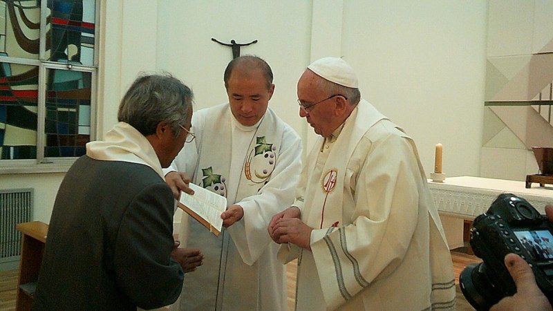 프란치스코 교황이 17일 오전 서울 종로구 주한 교황청대사관에서 세월호 참사 희생자인 단원고등학교 이승현 군의 아버지 이호진씨에게 세례성사를 하고 있다. 이 씨의 세례명은 교황과 같은 '프란치스코'로 정해졌다. (이호진씨 페이스북) 2014.8.17/뉴스1