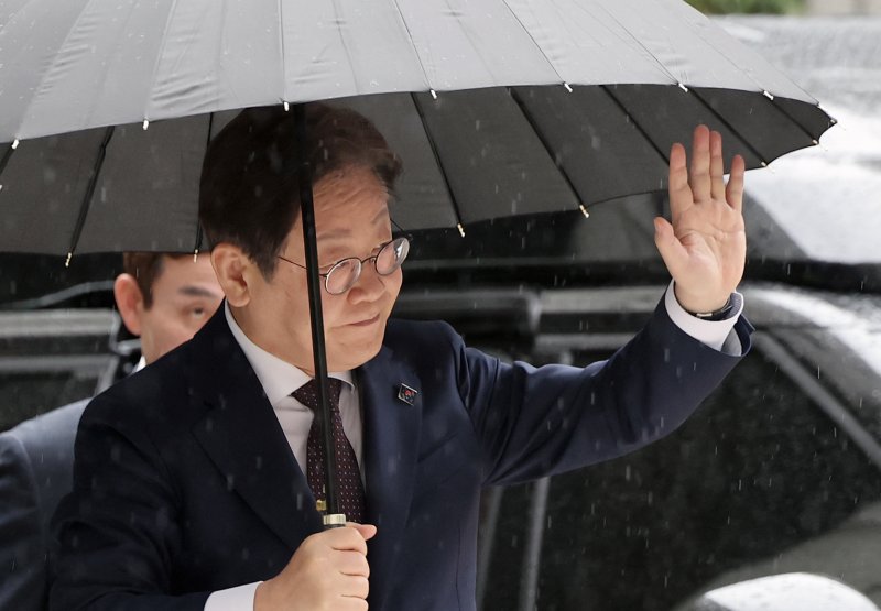 대권 도전에 나선 이재명 더불어민주당 전 대표가 22일 오전 서울 서초구 서울중앙지방법원에서 열린 '대장동 배임 및 성남FC 뇌물' 1심 속행 공판에 출석하며 지지자들에게 손인사를 하고 있다. 2025.4.22/뉴스1 ⓒ News1 오대일 기자