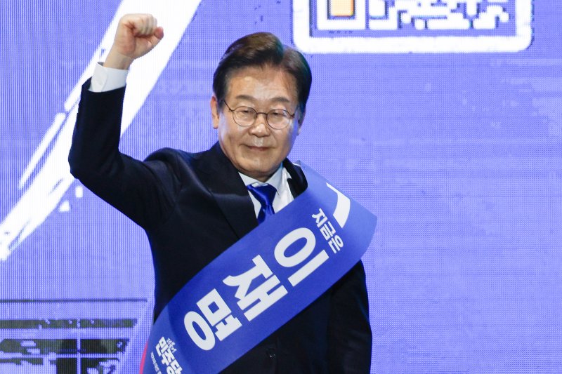 이재명 더불어민주당 대선 경선 후보가 20일 오후 경남 울산전시컨벤션센터에서 열린 영남권 합동연설회에 참석해 정견발표를 마친 뒤 인사하고 있다. 2025.4.20/뉴스1 ⓒ News1 안은나 기자