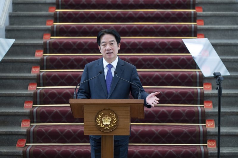 [타이베이(대만)=AP/뉴시스] ﻿﻿바티칸 시국(교황청)의 수교국인 대만이 프란치스코 교황의 선종에 대해 깊은 애도의 뜻을 표하면서 조기를 게양하고 교황의 장례식에 특사를 파견하기로 했다. 사진은 라이칭더 대만 총통이 지난 2월14일 타이베이 총통부에서 기자회견 중인 모습. 2025.04.22