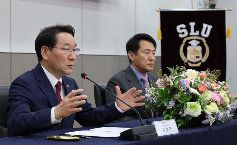 [서울=뉴시스] 김금보 기자 = 유정복 인천시장이 22일 서울 중구 서울시청 영상회의실에서 열린 '사교육비 경감 및 교육격차 해소를 위한 서울특별시-인천광역시 서울런 업무협약식'에서 발언하고 있다. 2025.04.22. kgb@newsis.com