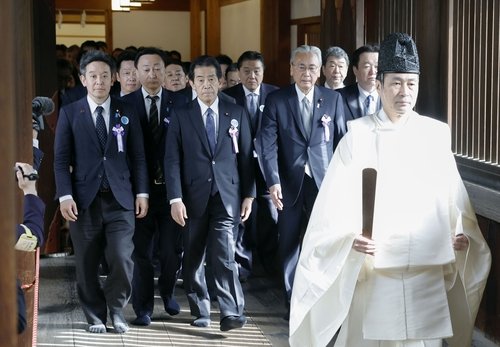 '다함께 야스쿠니신사를 참배하는 국회의원 모임'소속 의원들 (출처=연합뉴스)