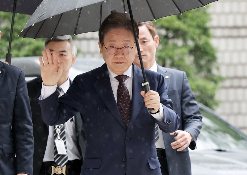 이재명 ‘재판 부재’ 중 공약 발표..의대증원 합의-석탄발전 폐쇄
