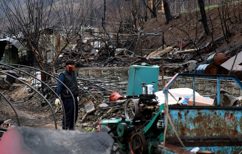 [안동=뉴시스] 이무열 기자 = 14일 경북 안동시 임하면 추목리 한 농가에서 산불 피해를 입은 한 주민이 불에 탄 농기계를 살펴보고 있다. 2025.04.14. lmy@newsis.com