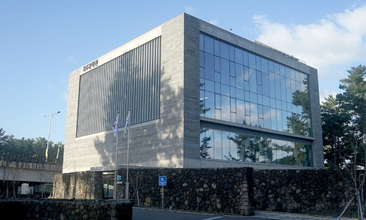 제주문학관 전경. 제주문학관은 제주시 도남동 연북로변에 있는 지상 4층 규모 복합 문화공간이다. 전시실과 수장고, 대강당, 세미나실, 북카페, 문학살롱, 소모임 공간, 창작공간 등을 갖추고 있다. /사진=뉴시스