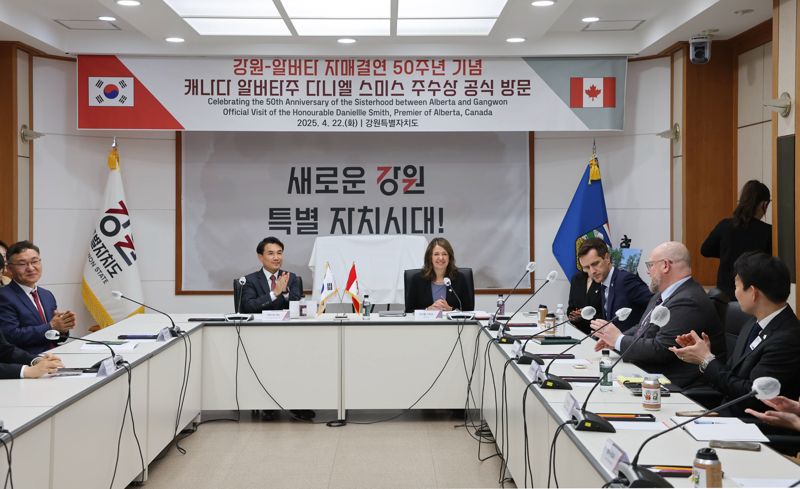 캐나다 알버타주 다니엘 스미스 주수상이 22일 강원도를 방문, 김진태 도지사와 다양한 분야의 교류 협력에 대해 논의했다. 강원자치도 제공