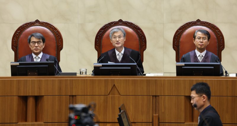조희대 대법원장(가운데)을 비롯한 대법관들이 20일 오후 서울 서초구 대법원 대법정에서 열린 강간치상 미수 논란 여부에 대한 전원합의체 선고를 위해 자리에 앉아있다. 2025.3.20/뉴스1 ⓒ News1 권현진 기자