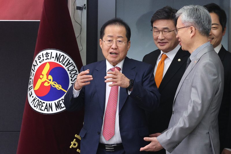 홍준표 국민의힘 대선 경선 후보가 22일 서울 용산구 대한의사협회를 찾아 김택우 의협 회장과 대화하고 있다. 2025.4.22/뉴스1 ⓒ News1 신웅수 기자