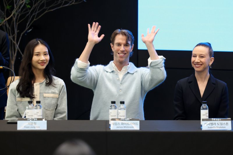 아메리칸 발레 시어터(ABT) 코르드 발레 서윤정(왼쪽부터), 수석무용수 제임스 화이트사이드, 이저벨라 보일스톤이 22일 서울 강남구 GS아트센터에서 창단 85주년 맞아 13년만에 내한하여 'GS아트센터 개관 공연 아메리칸 발레 시어터(ABT) 기자간담회'를 하고 있다. 뉴시스화상