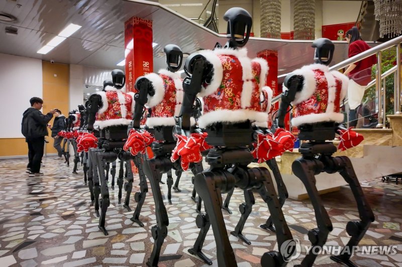 중국 춘제 갈라쇼에서 군무 선보인 유니트리 로봇들 (출처=연합뉴스)