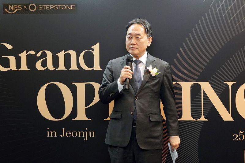 22일 전북 전주시에서 열린 스텝스톤그룹 전주 연락사무소 개소식에 참석한 김태현 국민연금공단 이사장이 인사말을 하고 있다. 국민연금 제공