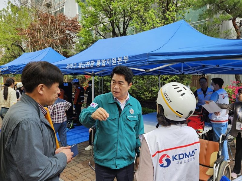 21일 재난현장 통합지원본부에서 화재 현장을 확인하는 박준희 관악구청장 (출처=연합뉴스)