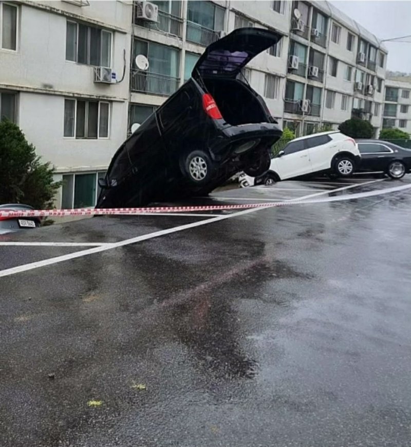 남양주 아파트 주차장 옹벽 붕괴…차량 6대 파손