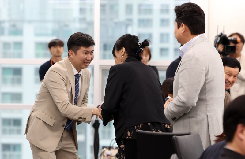 [서울=뉴시스] 김선웅 기자 = 유승민 대한체육회장이 22일 서울 송파구 대한체육회에서 열린 제2차 이사회에 참석하며 이사들과 인사를 나누고 있다. 2025.04.22. mangusta@newsis.com