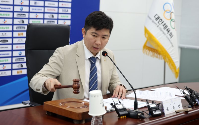 [서울=뉴시스] 김선웅 기자 = 유승민 대한체육회장이 22일 서울 송파구 대한체육회에서 열린 제2차 이사회에서 의사봉을 두드리며 개의를 선언하고 있다. 2025.04.22. mangusta@newsis.com