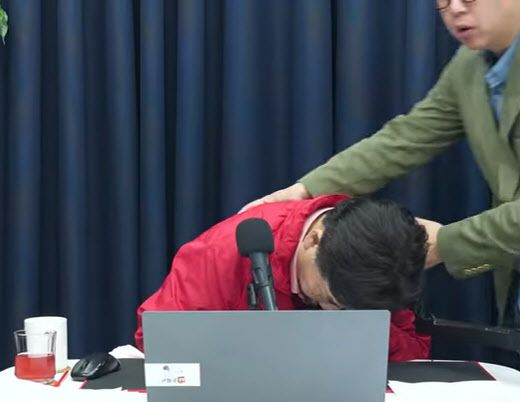 "제가 지금 갑자기..." 유튜브 생방송 중 의식 잃고 쓰러진 보수 유튜버