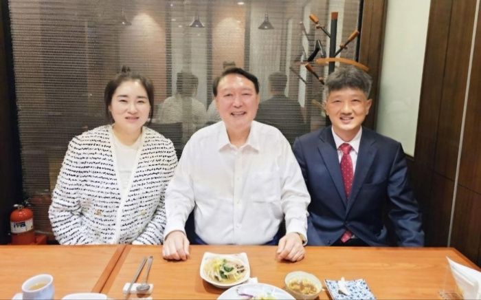지난 19일 윤석열 전 대통령이 서초동 아크로비스타 사저 부근에서 김계리 변호사(왼쪽), 배의철 변호사를 초대해 식사를 한 모습. [사진 출처 = 김계리 변호사 SNS 캡처]