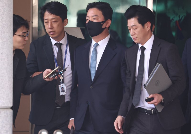 윤석열 대통령 체포 방해 혐의를 받는 김성훈 대통령경호처 차장이 21일 서울 마포구 서울서부지방법원에서 열린 구속 전 피의자 심문(영장실질심사)을 마치고 법원을 나서고 있다. 2025.3.21/뉴스1 ⓒ News1 김도우 기자