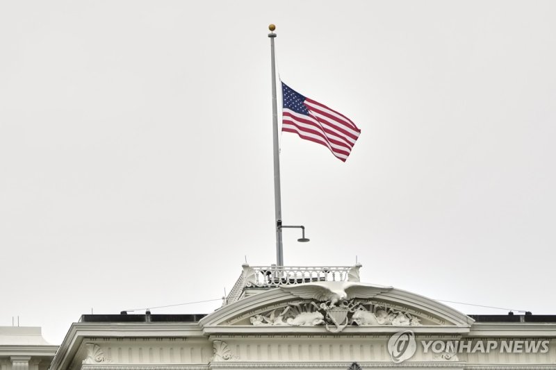 미국 연방정부 건물에 걸린 교황 애도 조기 (출처=연합뉴스)