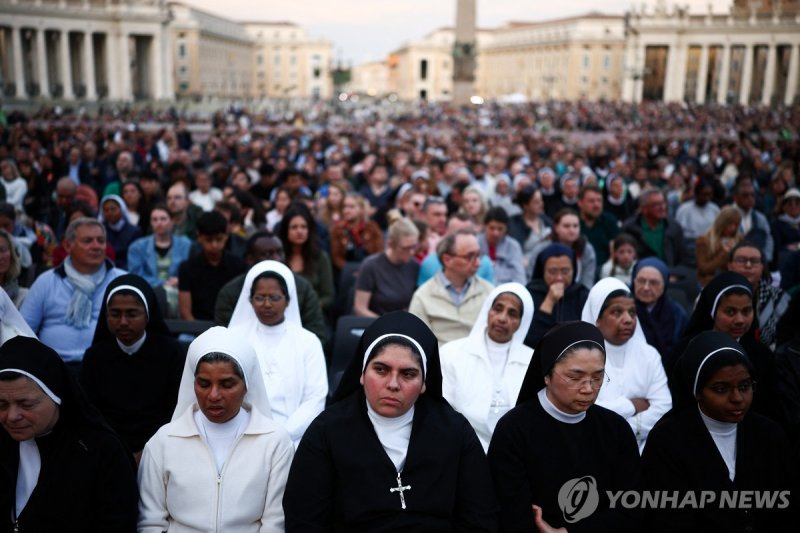 21일(현지시간) 오후 성베드로 광장의 묵주기도 (출처=연합뉴스)