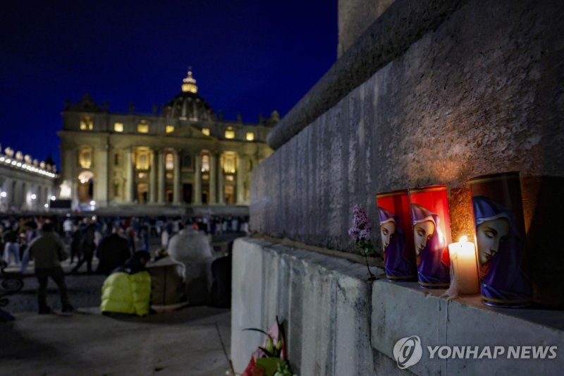 21일(현지시간) 저녁 바티칸 성베드로 광장에서 열린 묵주기도 (출처=연합뉴스)