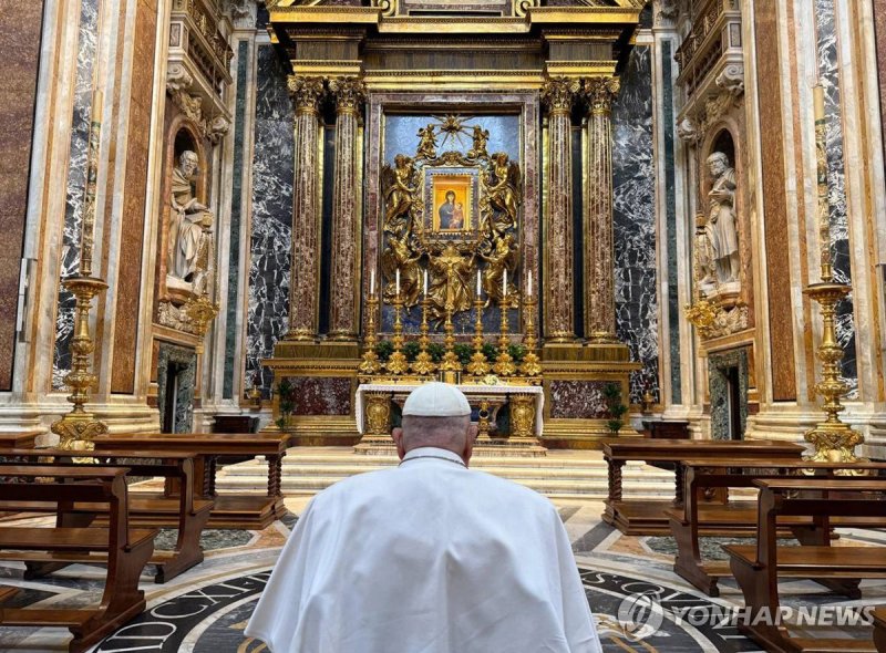 지난 12일 산타 마리아 마조레 대성전 성모 성화 앞에서 기도하는 교황 (출처=연합뉴스)