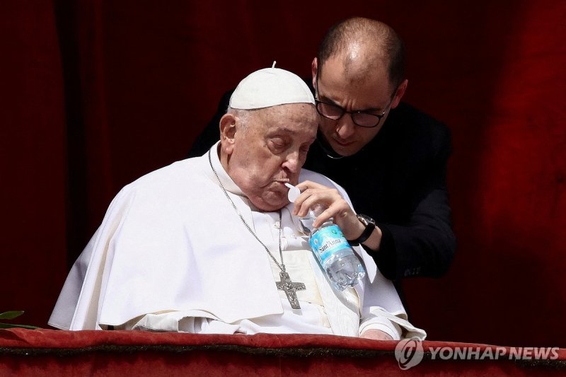 물 마시는 프란치스코 교황 (출처=연합뉴스)