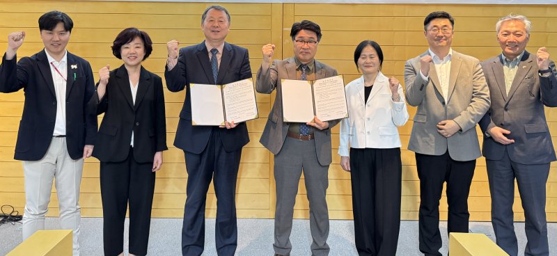 [광주=뉴시스] 광주디자인진흥원, 한국천연염색박물관 '공예산업 활성화 업무협약'. (사진=광주디자인진흥원 제공). photo@newsis.com