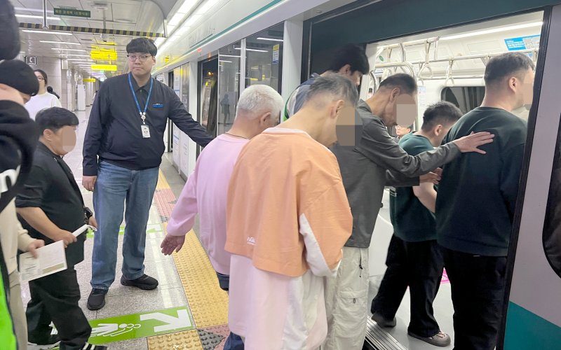 [광주=뉴시스] 광주교톻공사, 교통약자 지하철 체험. (사진=광주교통공사 제공). photo@newsis.com
