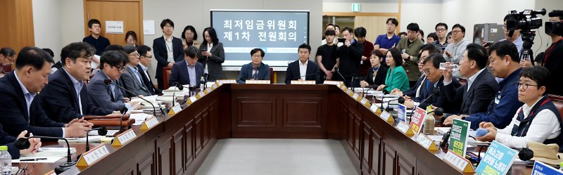 이인재 최저임금위원회 위원장이 22일 오후 세종시 어진동 정부세종청사 고용노동부에서 열린 2026년 최저임금위원회 제1차 전원회의를 주재하며 발언하고 있다. 2025.4.22/뉴스1 ⓒ News1 김기남 기자