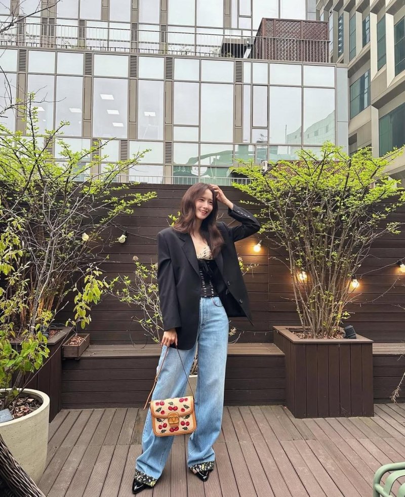 윤아, 봄을 닮은 화사한 미모…청순미 넘치네