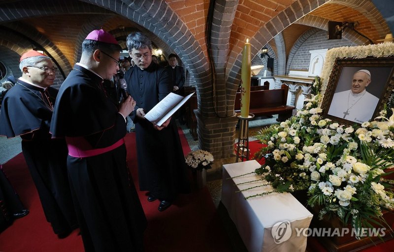 '영원한 안식을 빕니다' (출처=연합뉴스)