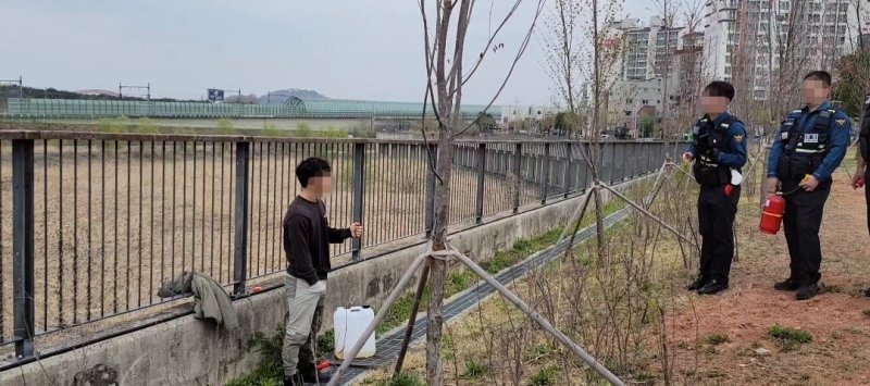 17일 오전 10시쯤 서울 강서경찰서 마곡지구대 소속 경찰들이 분신을 시도하는 남성을 말리고 있다(서울 강서경찰서 제공)