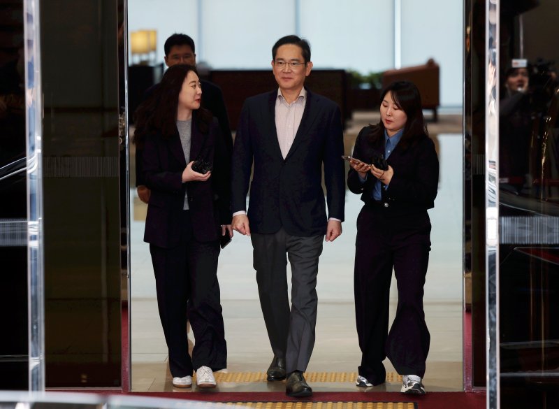 이재용, 日 양대 통신사 찾아… 갤S25 직접 세일즈 [기업 총수들 광폭행보]